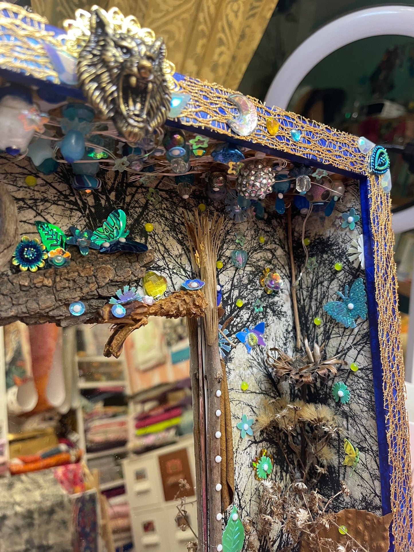 Miroir décoratif avec diorama poétique en tissu et rubans