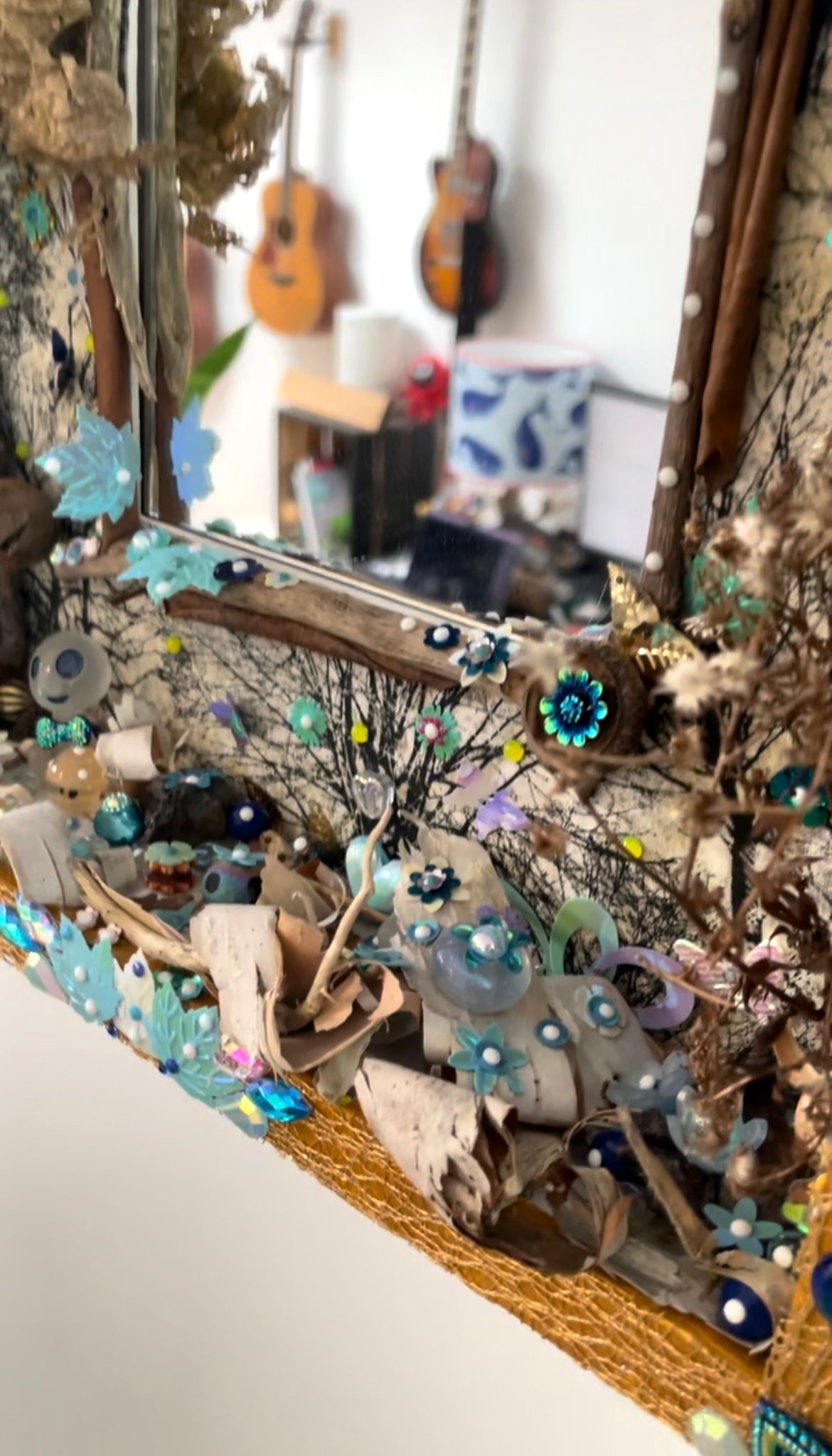 Détail du Miroir de Poésie avec sequins et perles, par Lily était une fois, Montréal