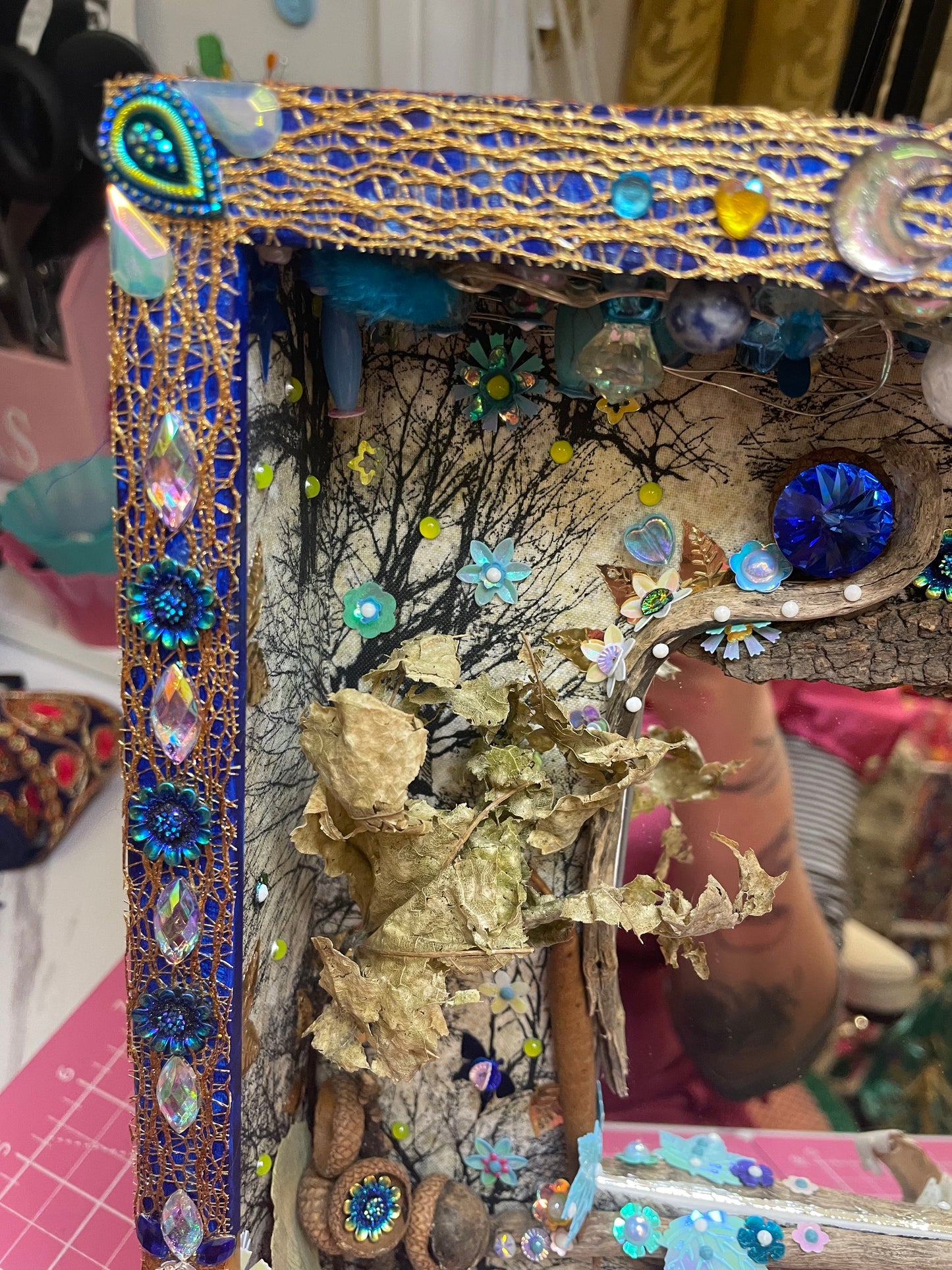 Détail du diorama poétique en tissu et perles recyclées
