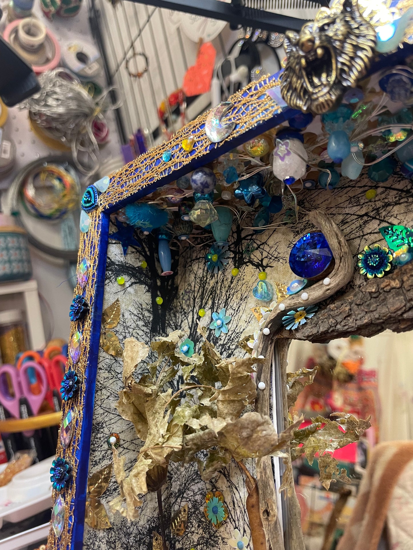 Détail du diorama poétique en tissu et perles recyclées