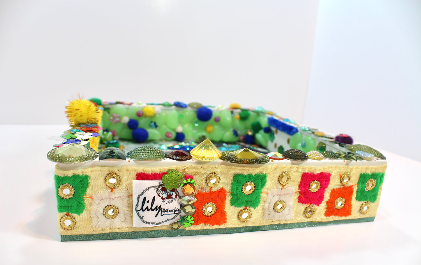 Gros plan sur le mini-paysage en sequins et ruban indien fabriqué par Lily était une fois une artiste émergent basée à Montréal