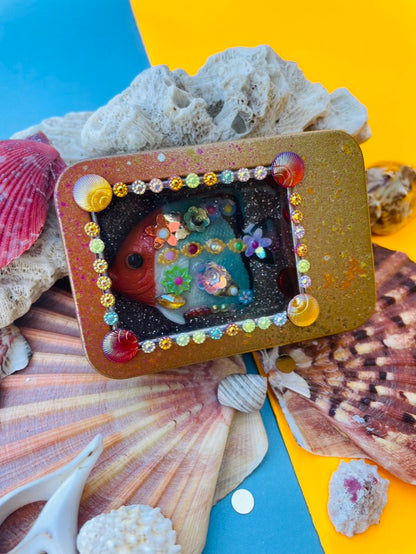 Boîte de Curiosité Fantastique - Création Originale Artisanale - Poisson "Farceur des Vagues Moussues"
