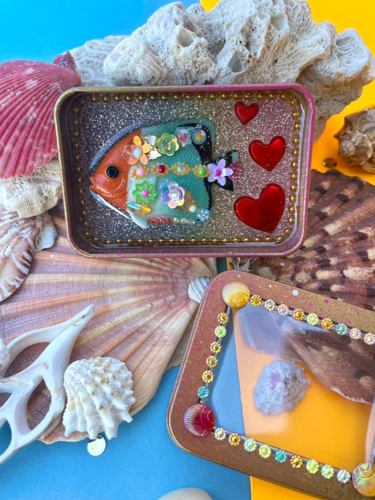 Boîte de Curiosité Fantastique - Création Originale Artisanale - Poisson "Farceur des Vagues Moussues"