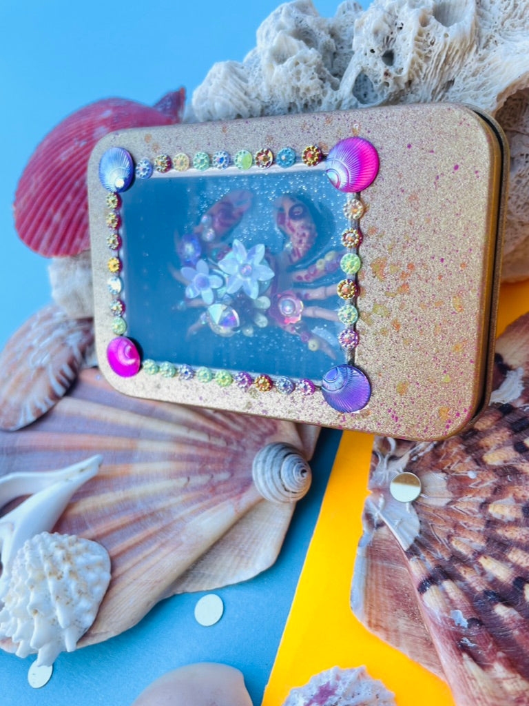 Boîte de Curiosité Fantastique - Création Originale Artisanale - Crabe "Silencieux Complice"