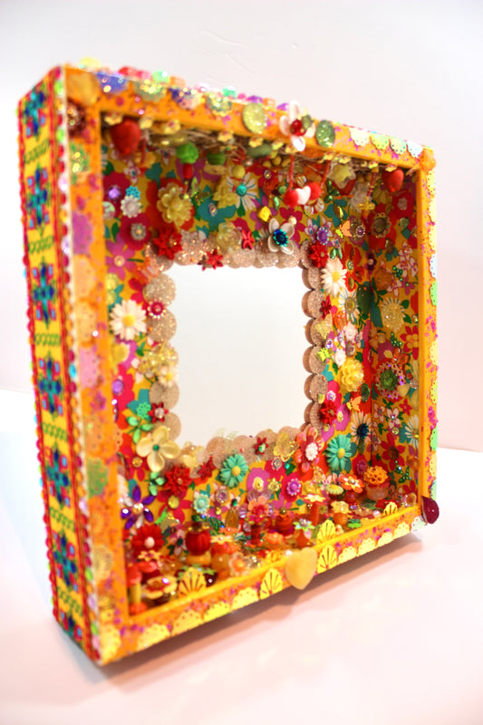 Vue d'ensemble du miroir de poésie avec décorations en sequins et rubans