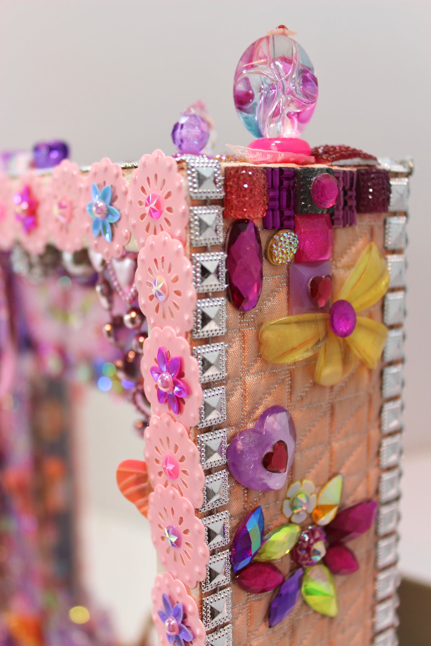 Gros plan sur le mini-paysage en sequins et rubans