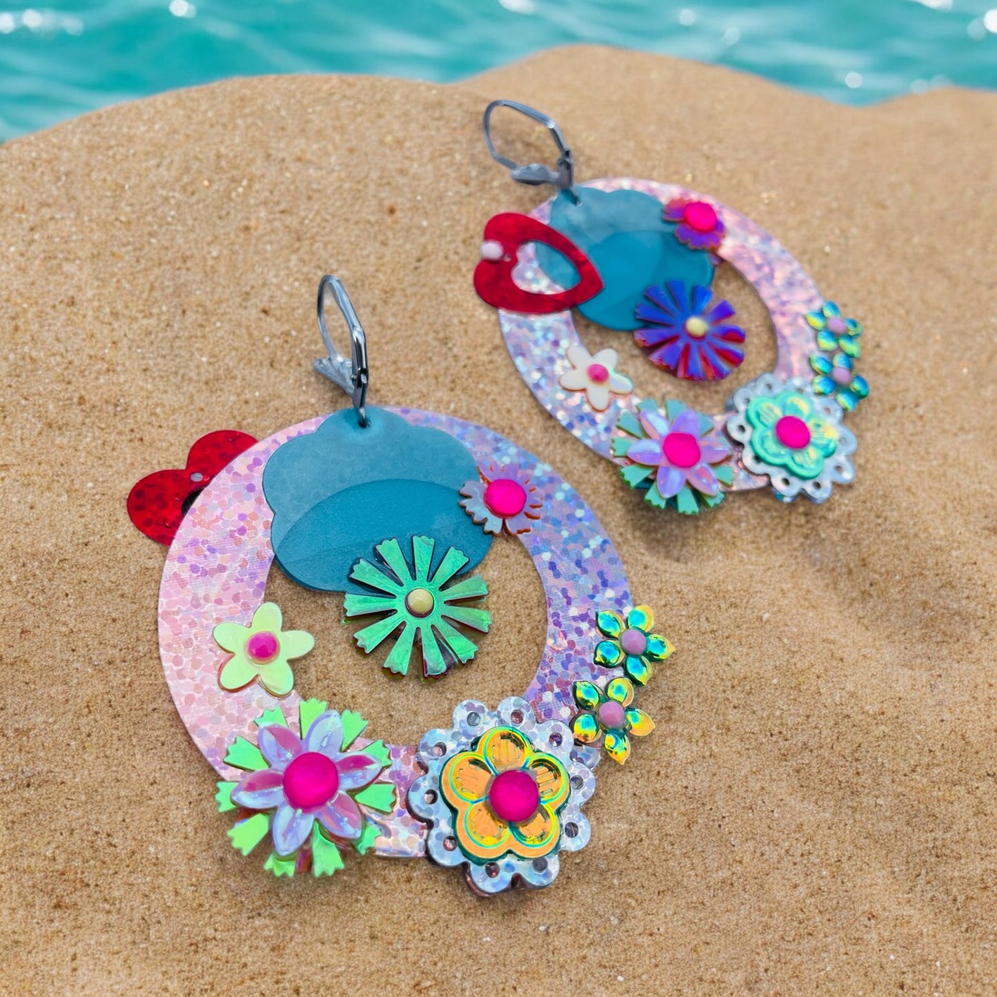 Boucles d'oreilles en résine et sequins inspirées des fleurs, fabriquées à la main