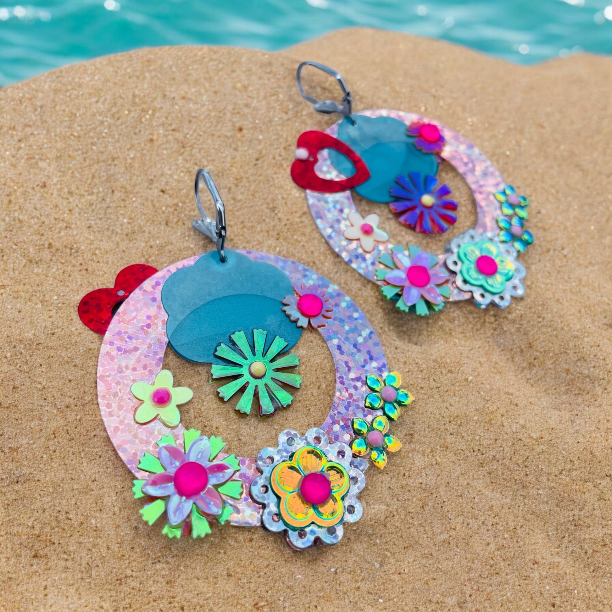 Boucles d'oreilles en résine et sequins inspirées des fleurs, fabriquées à la main