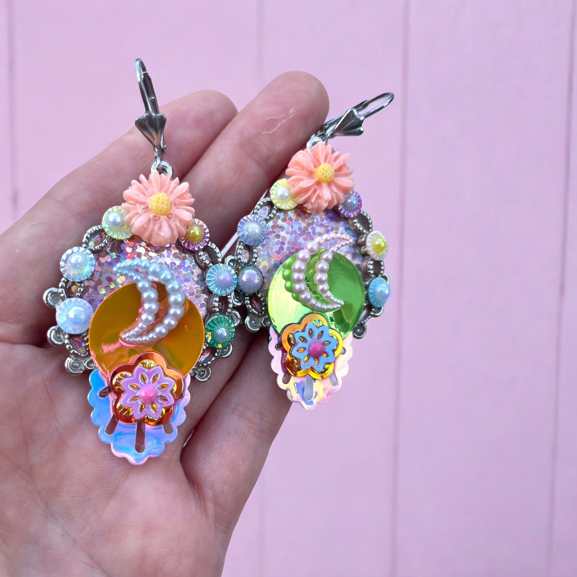 Détails en sequins sur boucles d'oreilles artisanales de Lily était une fois, alliant éclat magique et connexion avec votre enfant intérieur