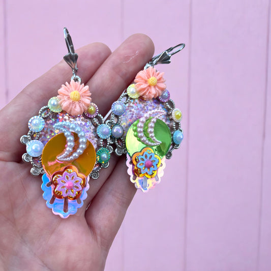 Détails en sequins sur boucles d'oreilles artisanales de Lily était une fois, alliant éclat magique et connexion avec votre enfant intérieur