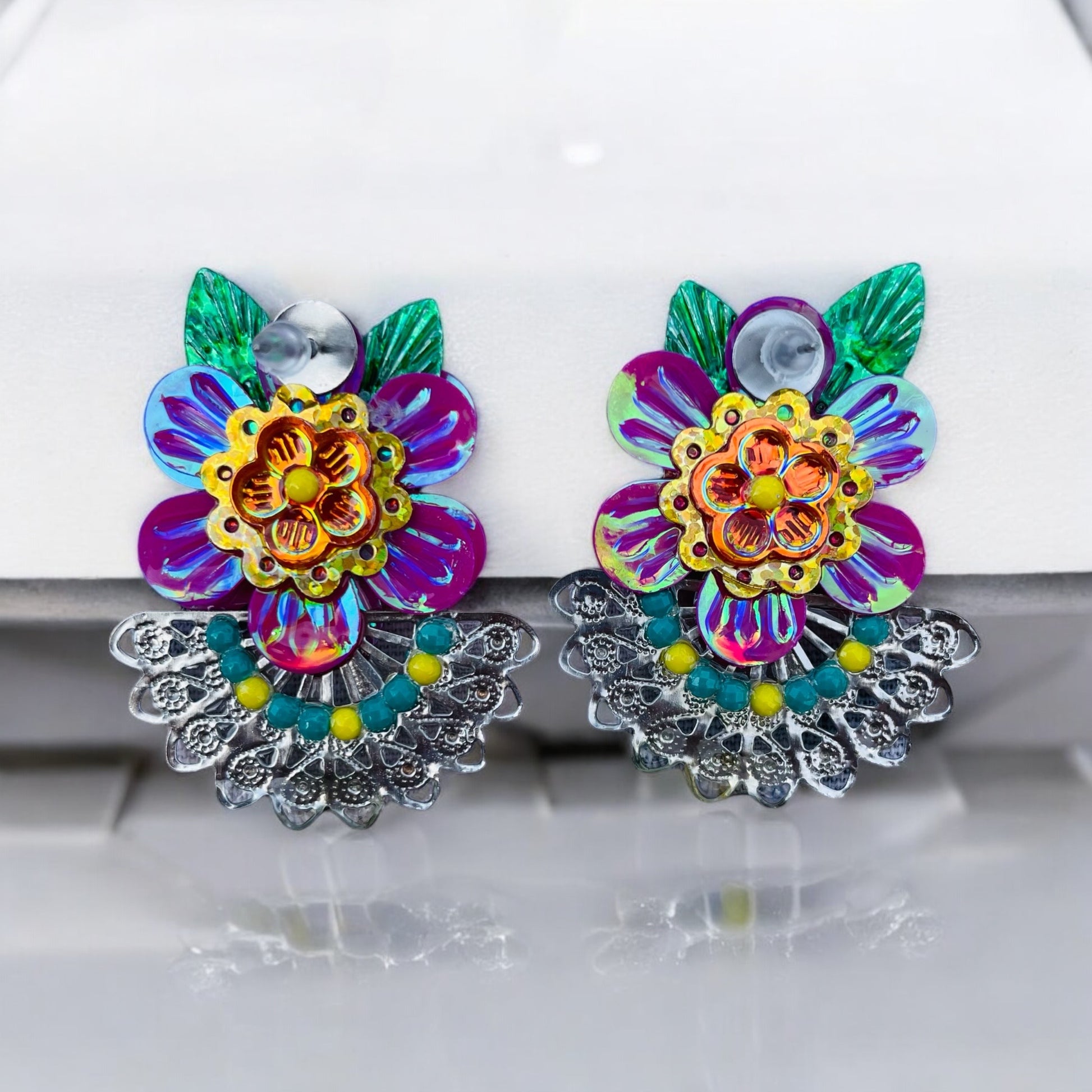 Boucles d'oreilles scintillantes en sequins de Lily était une fois, des créations uniques conçues pour illuminer vos tenues et raviver votre esprit d'enfance