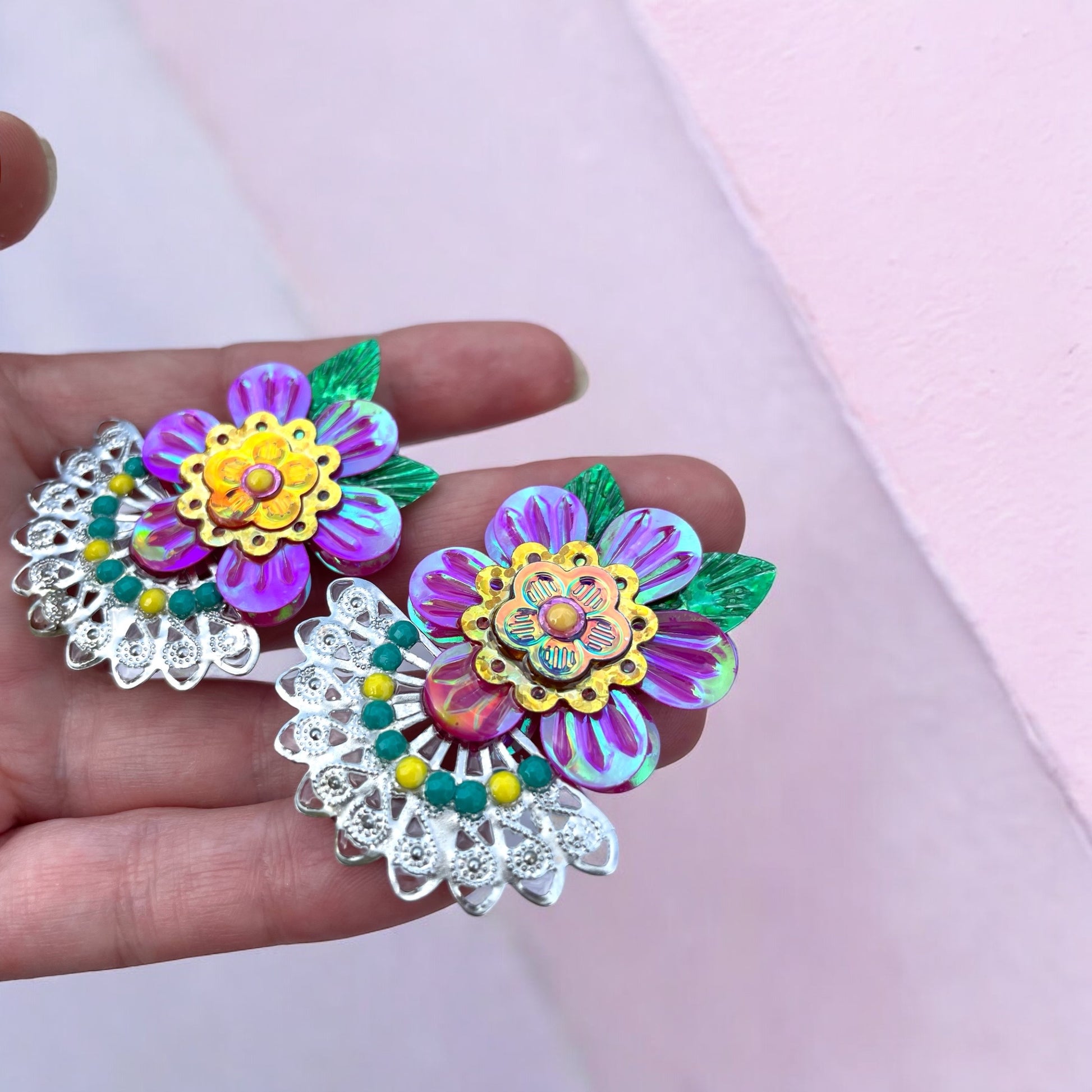 Boucles d'oreilles scintillantes en sequins de Lily était une fois, des créations uniques conçues pour illuminer vos tenues et raviver votre esprit d'enfance