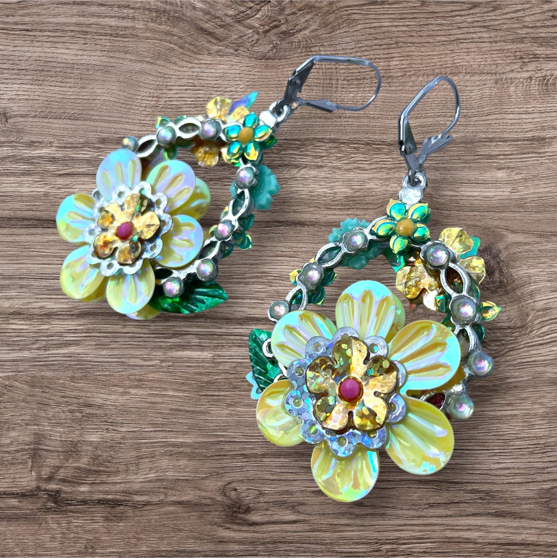 Boucles d'oreilles scintillantes en sequins de Lily était une fois, des créations uniques conçues pour illuminer vos tenues et raviver votre esprit d'enfance