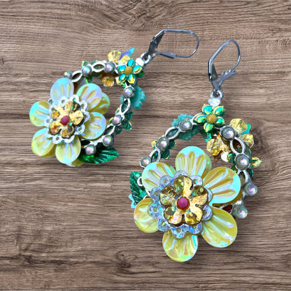 Boucles d'oreilles scintillantes en sequins de Lily était une fois, des créations uniques conçues pour illuminer vos tenues et raviver votre esprit d'enfance