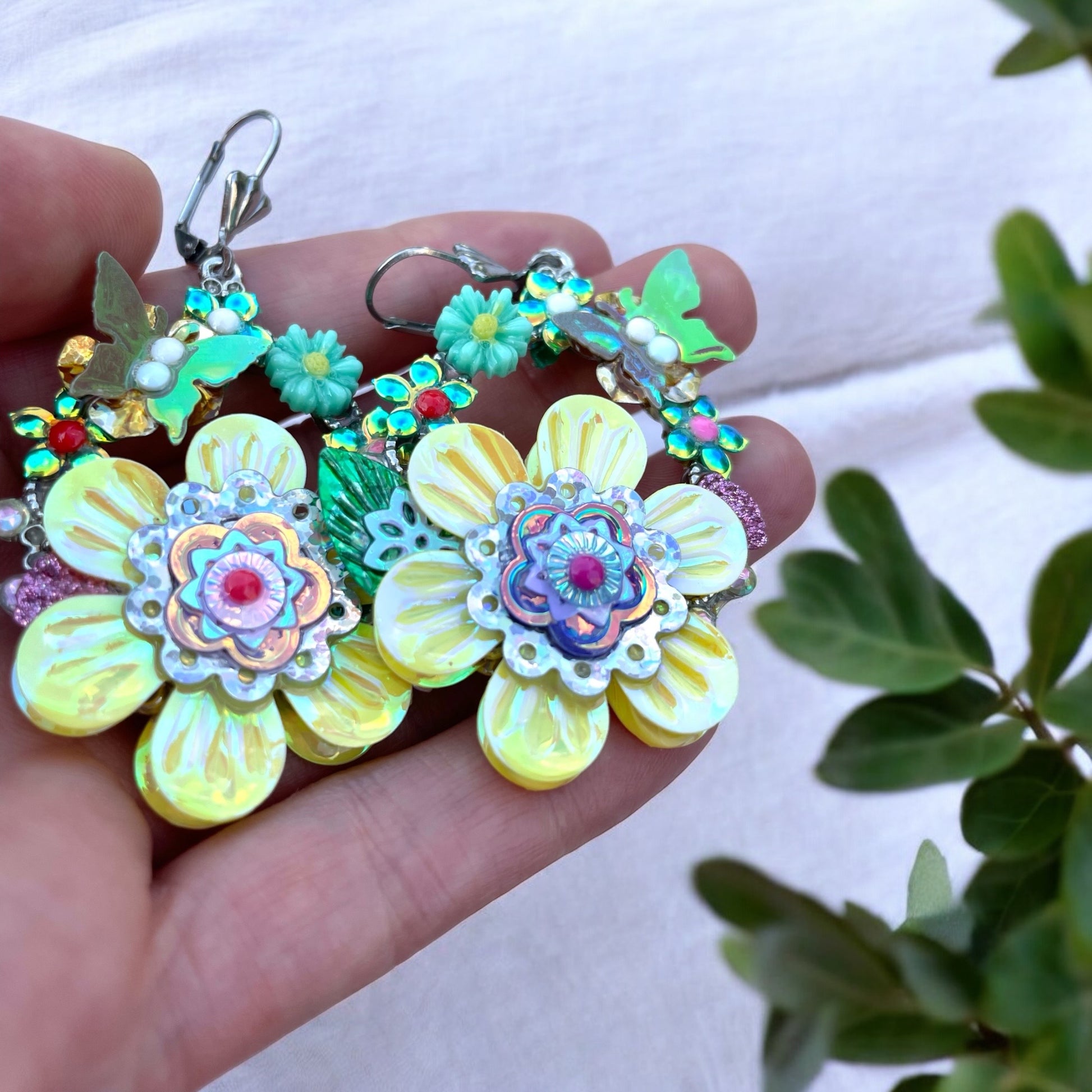 Détails en sequins sur boucles d'oreilles artisanales de Lily était une fois, alliant éclat magique et connexion avec votre jardin intérieur