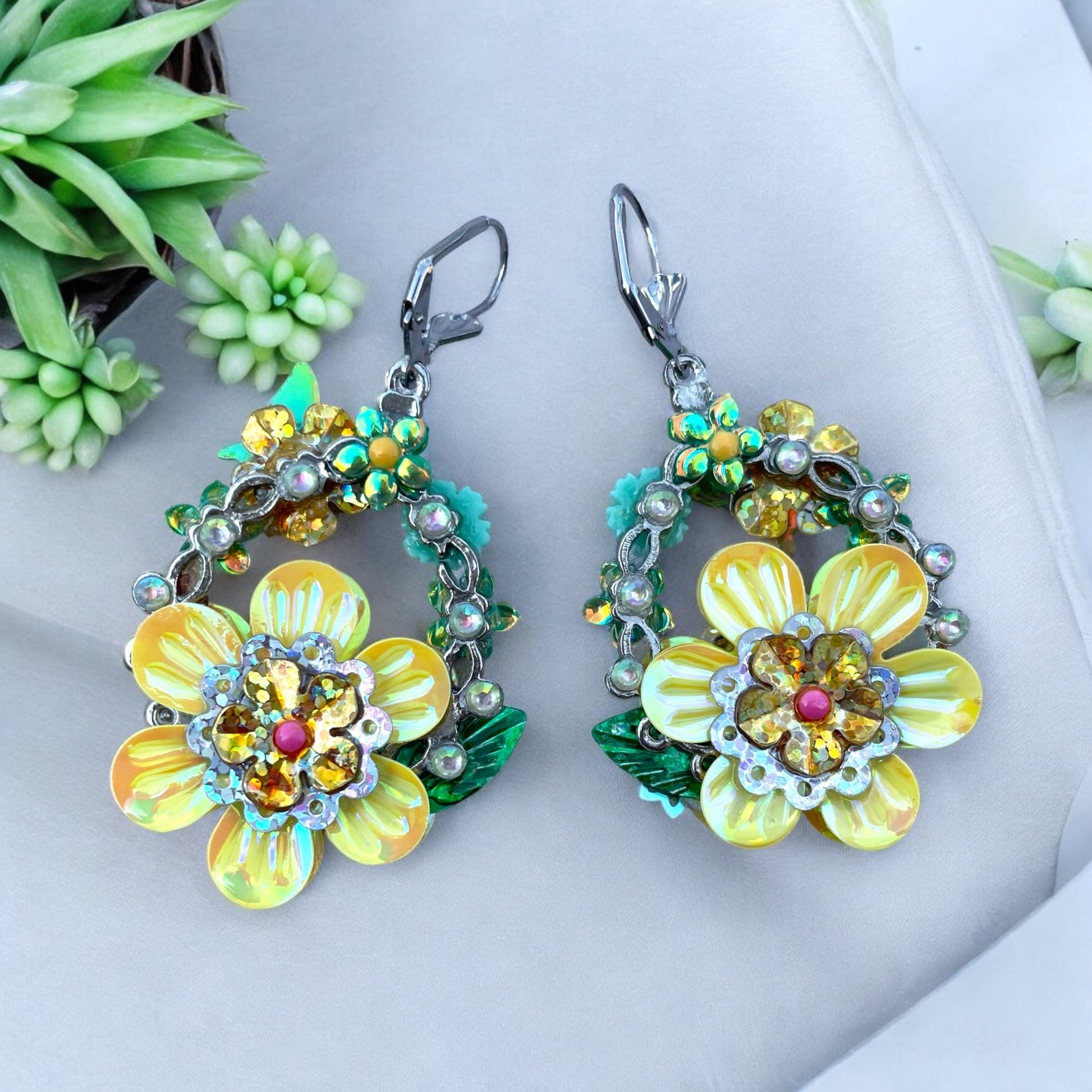 Détails en sequins sur boucles d'oreilles artisanales de Lily était une fois, alliant éclat magique et connexion avec votre jardin intérieur