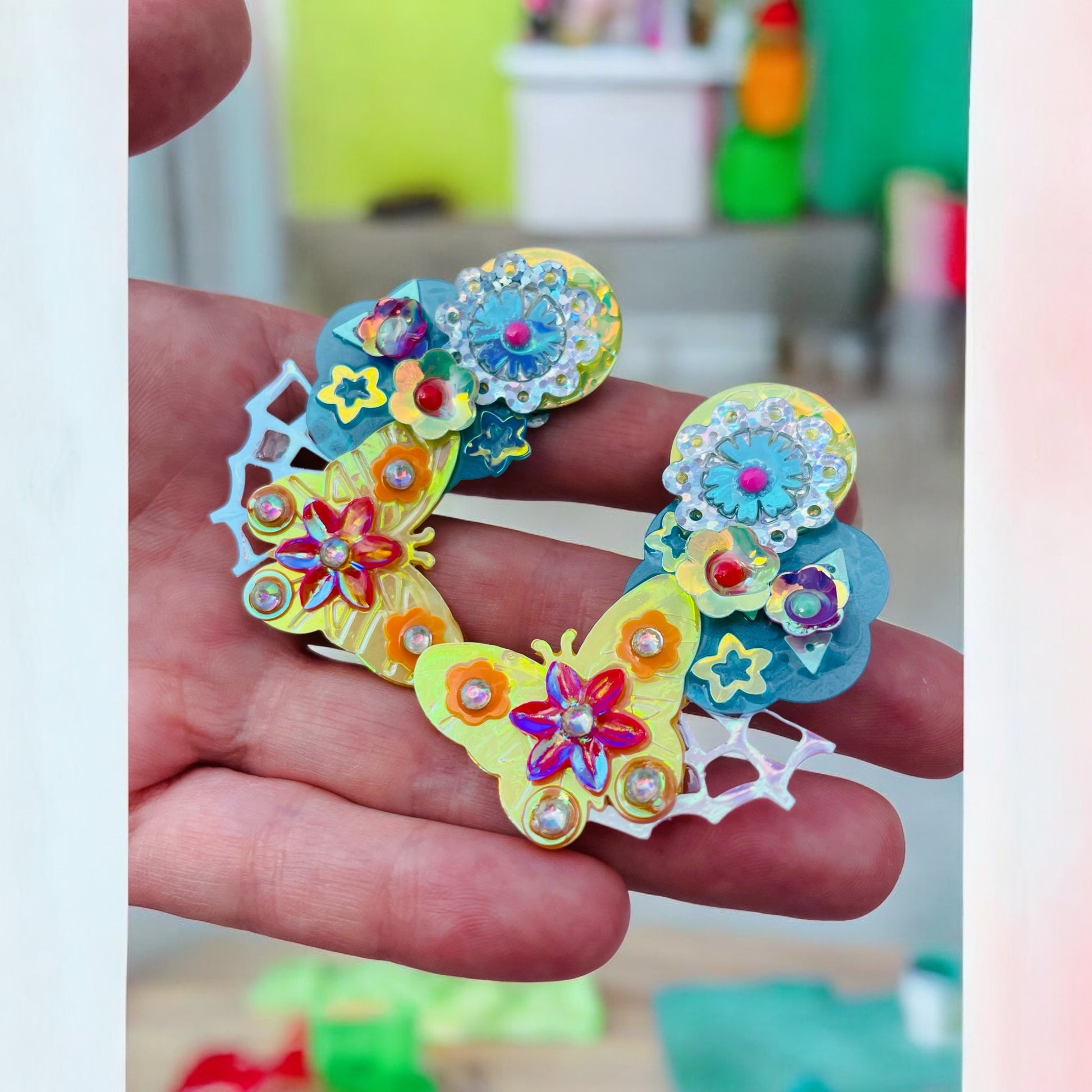 Boucles d'oreilles scintillantes en sequins de Lily était une fois, des créations uniques conçues pour illuminer vos tenues et raviver votre esprit d'enfance