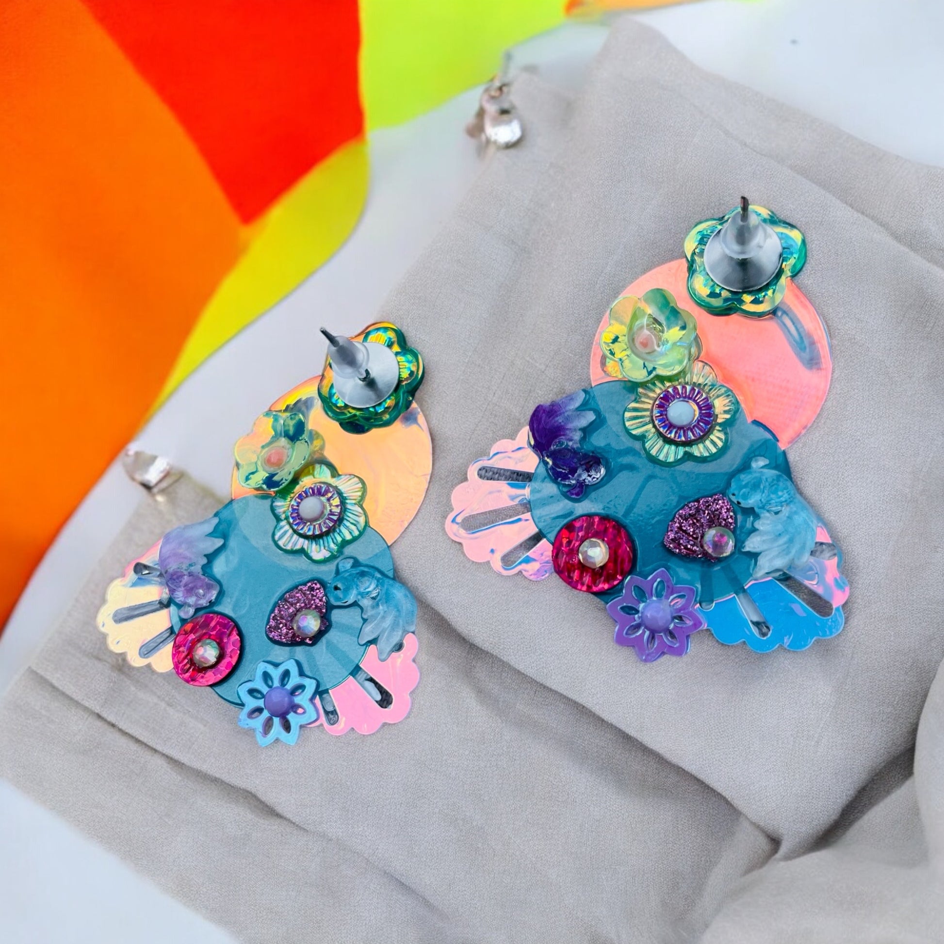 Boucles d'oreilles scintillantes en sequins de Lily était une fois, des créations uniques conçues pour illuminer vos tenues et raviver votre esprit d'enfance