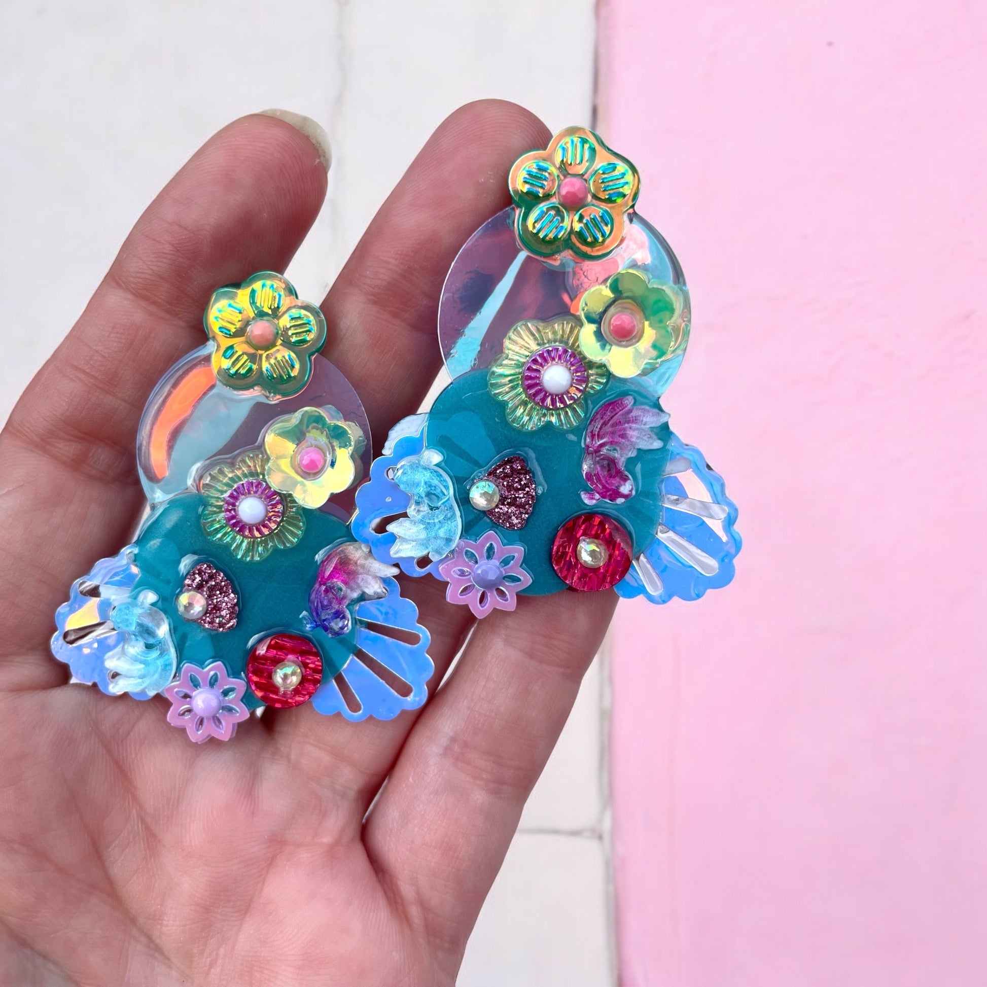 Boucles d'oreilles scintillantes en sequins de Lily était une fois, des créations uniques conçues pour illuminer vos tenues et raviver votre esprit d'enfance