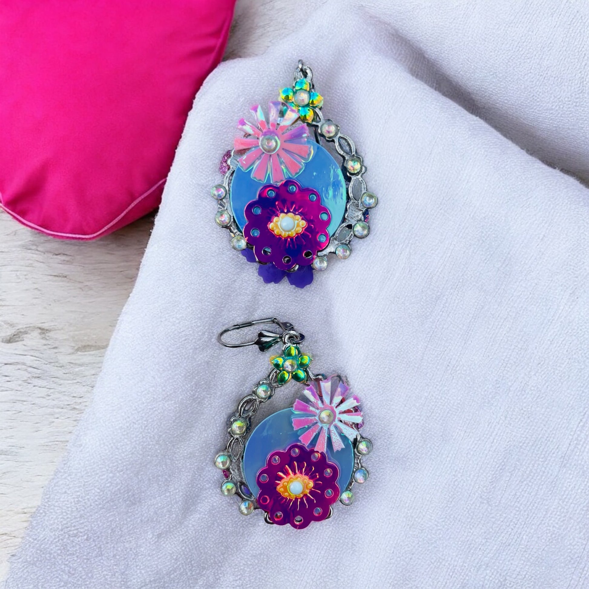 Boucles d'oreilles scintillantes en sequins de Lily était une fois, des créations uniques conçues pour illuminer vos tenues et raviver votre esprit d'enfance