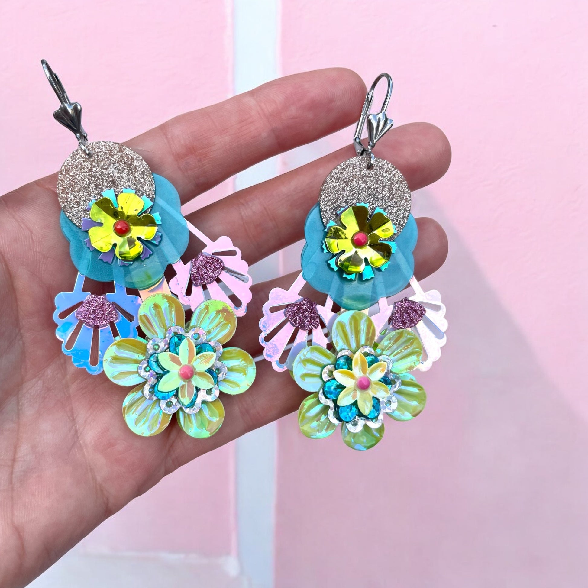 Boucles d'oreilles scintillantes en sequins de Lily était une fois, des créations uniques conçues pour illuminer vos tenues et raviver votre esprit d'enfance