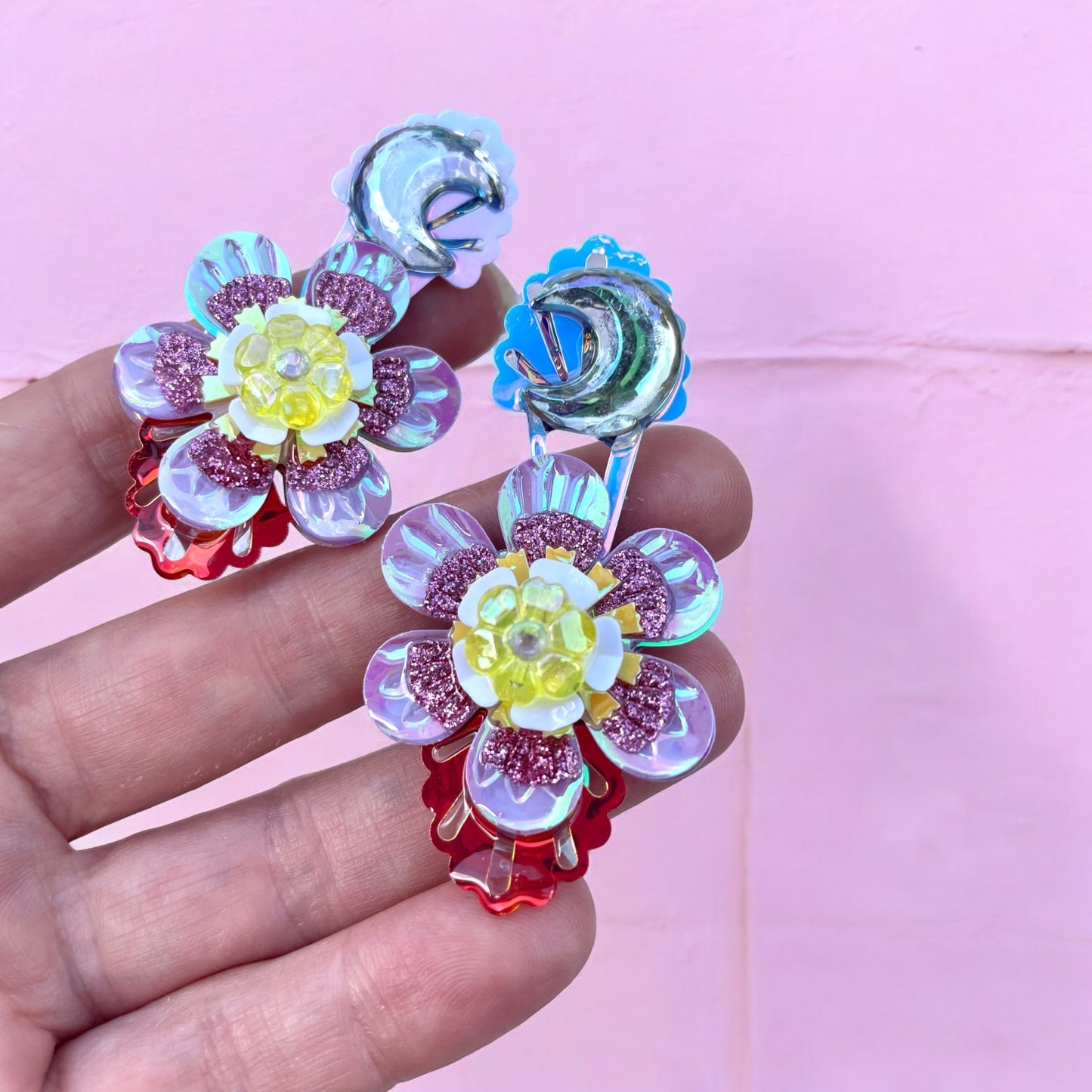Boucles d'oreilles scintillantes en sequins de Lily était une fois, des créations uniques conçues pour illuminer vos tenues et raviver votre esprit d'enfance