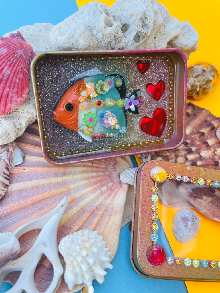 Boîte de Curiosité Fantastique - Création Originale Artisanale - Poisson "Farceur des Vagues Moussues"
