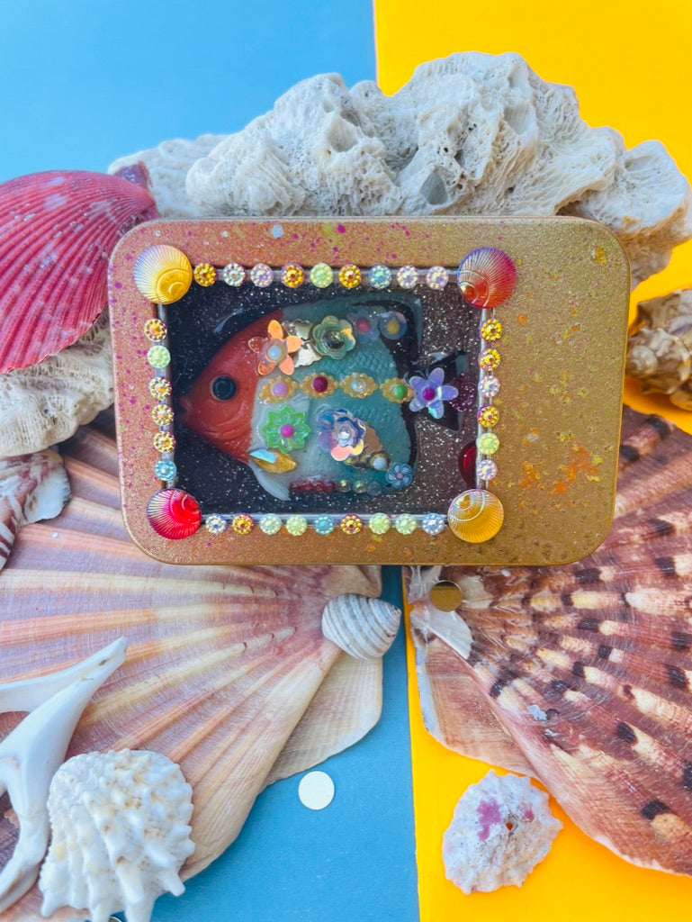 Boîte de Curiosité Fantastique - Création Originale Artisanale - Poisson "Farceur des Vagues Moussues"