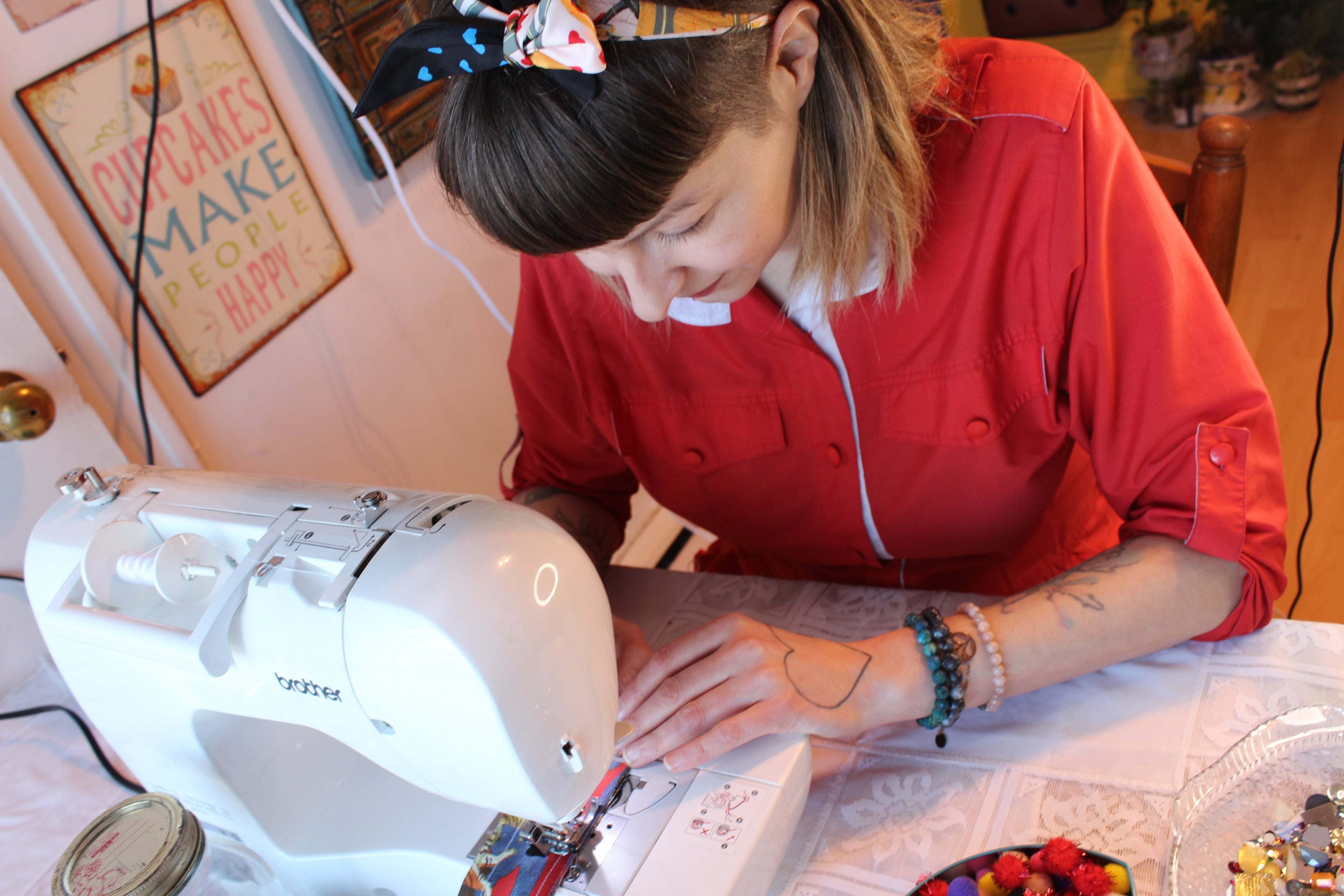 Artiste de Lily était une fois en plein travail de couture avec une tenue rockabilly