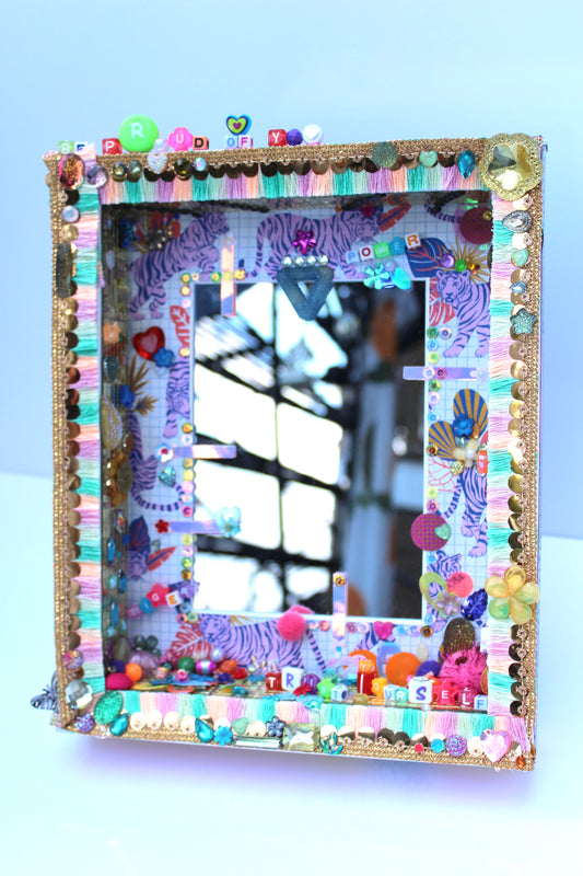 Miroir de poésie avec mini-paysage en sequins et perles