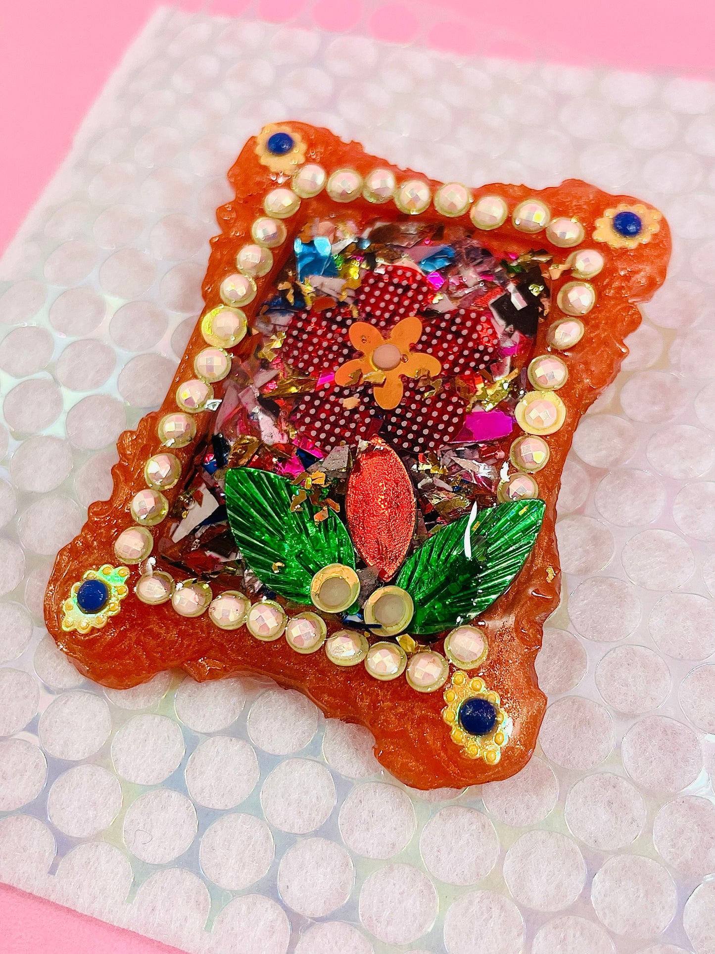 Broche féérique unique "Akane" en Résine et sequins - Fait main - Exclusivité en ligne