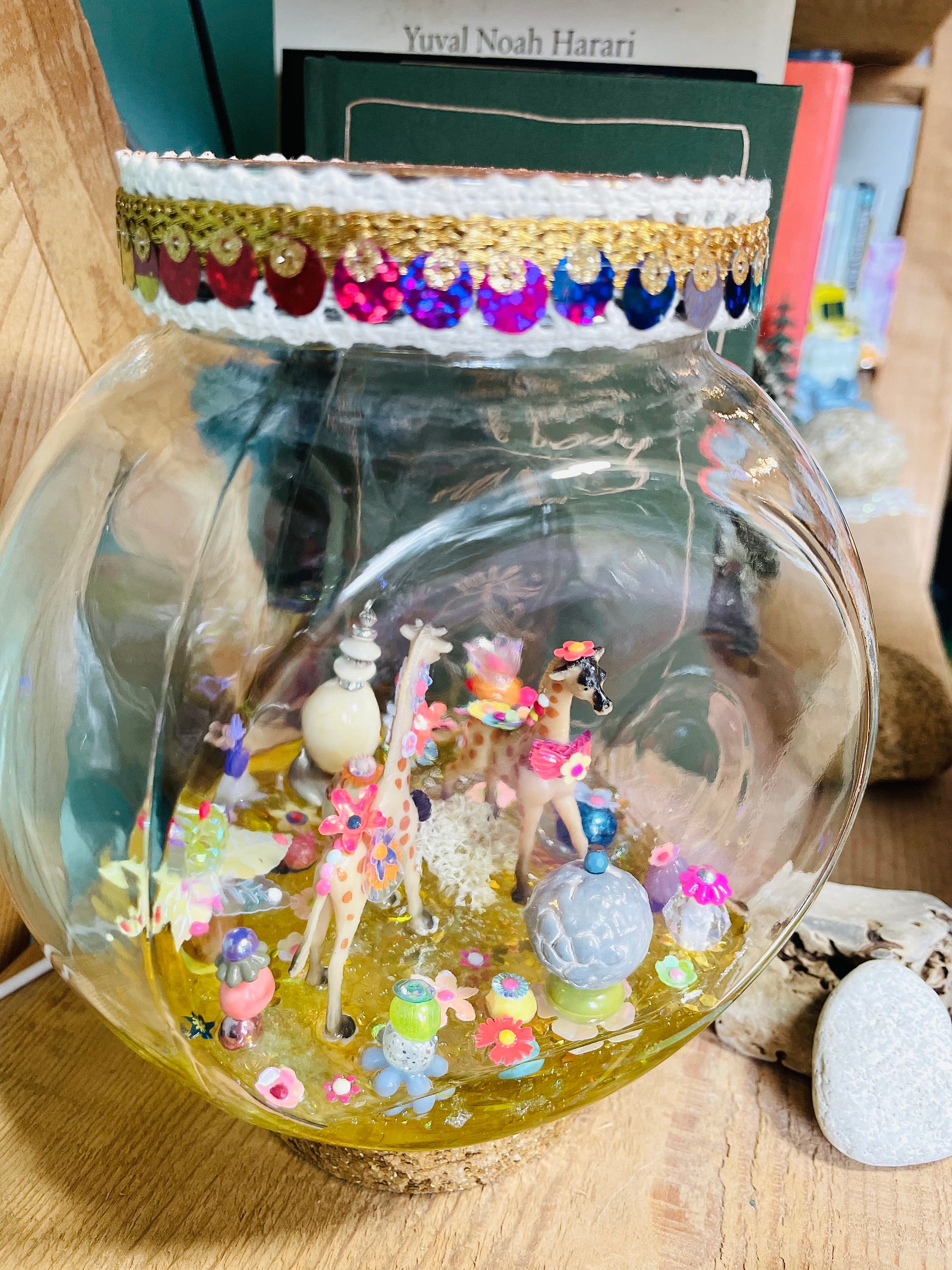 ampe à poser dans un bocal en verre recyclé avec microcosme et socle pailleté Girafes