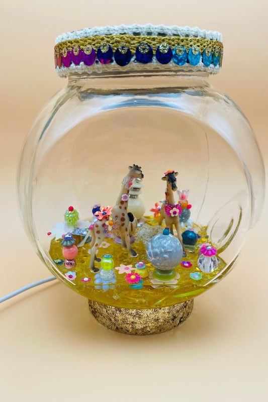 Vue d'ensemble de la veilleuse à poser en résine avec jardin imaginaire et animaux totems