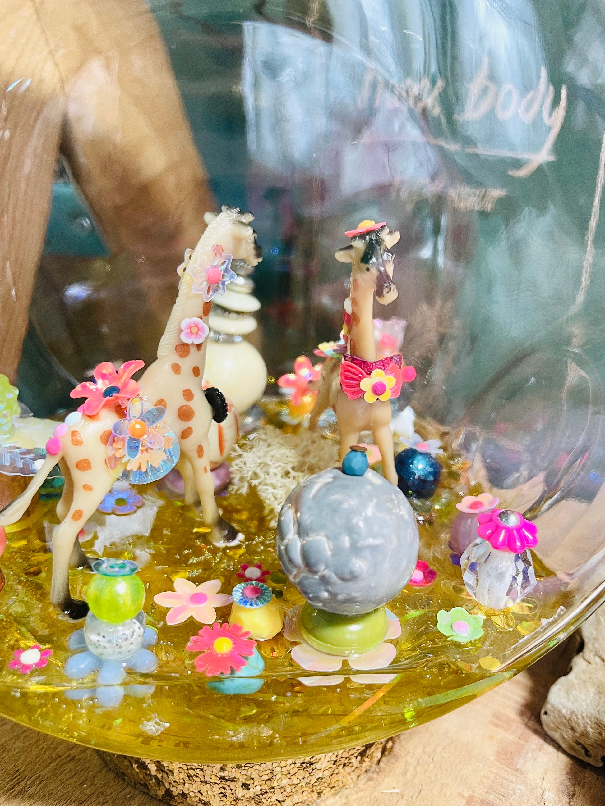 Gros plan sur le microcosme féerique avec sequins et animaux totems
