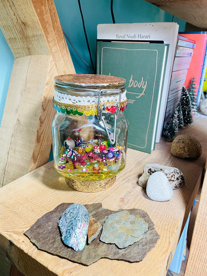 Vue d'ensemble de la veilleuse à poser en résine avec jardin imaginaire et animaux totems hippopotames dans une bibliothèque