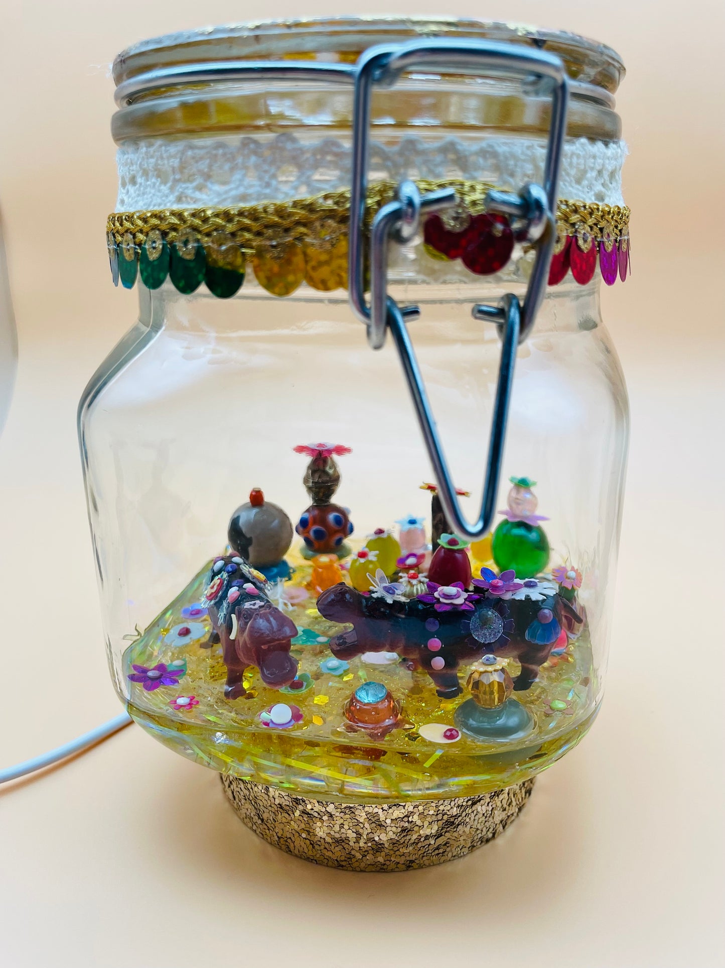 Lampe à poser dans un bocal en verre recyclé avec microcosme et socle pailleté fabriqué par Lily était une fois une artiste émergente de Montréal