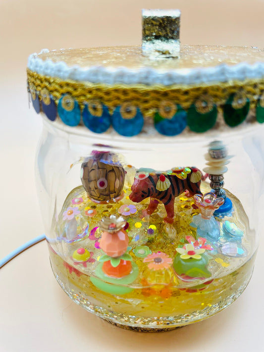 Détail du jardin imaginaire avec animaux totems en résine et perles