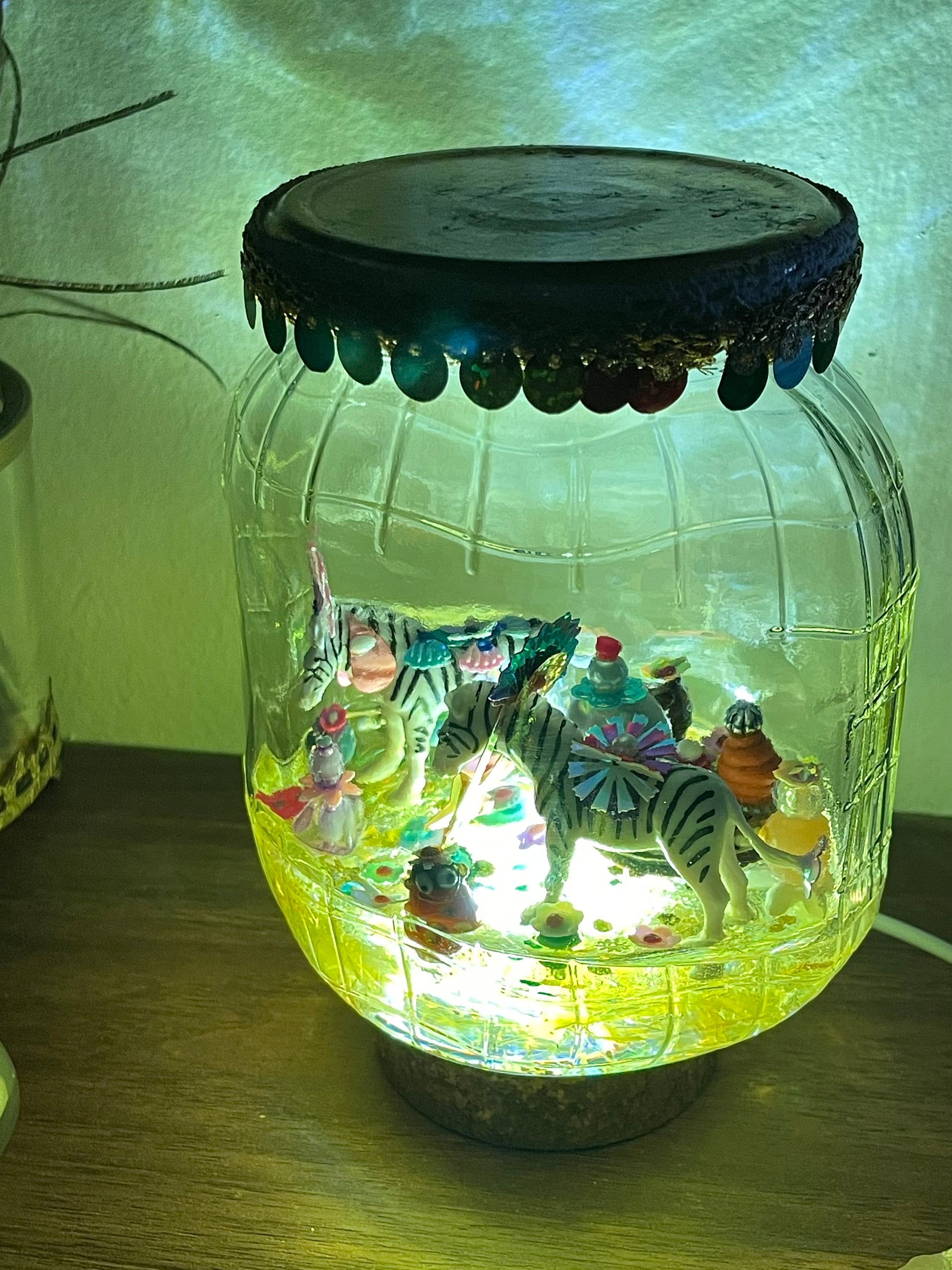 Veilleuse artistique à poser avec animaux totems et socle en résine pailletée sur un buffet