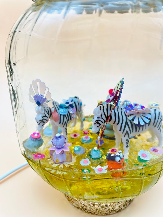 Veilleuse artistique à poser avec animaux totems zèbres et socle en résine pailletée