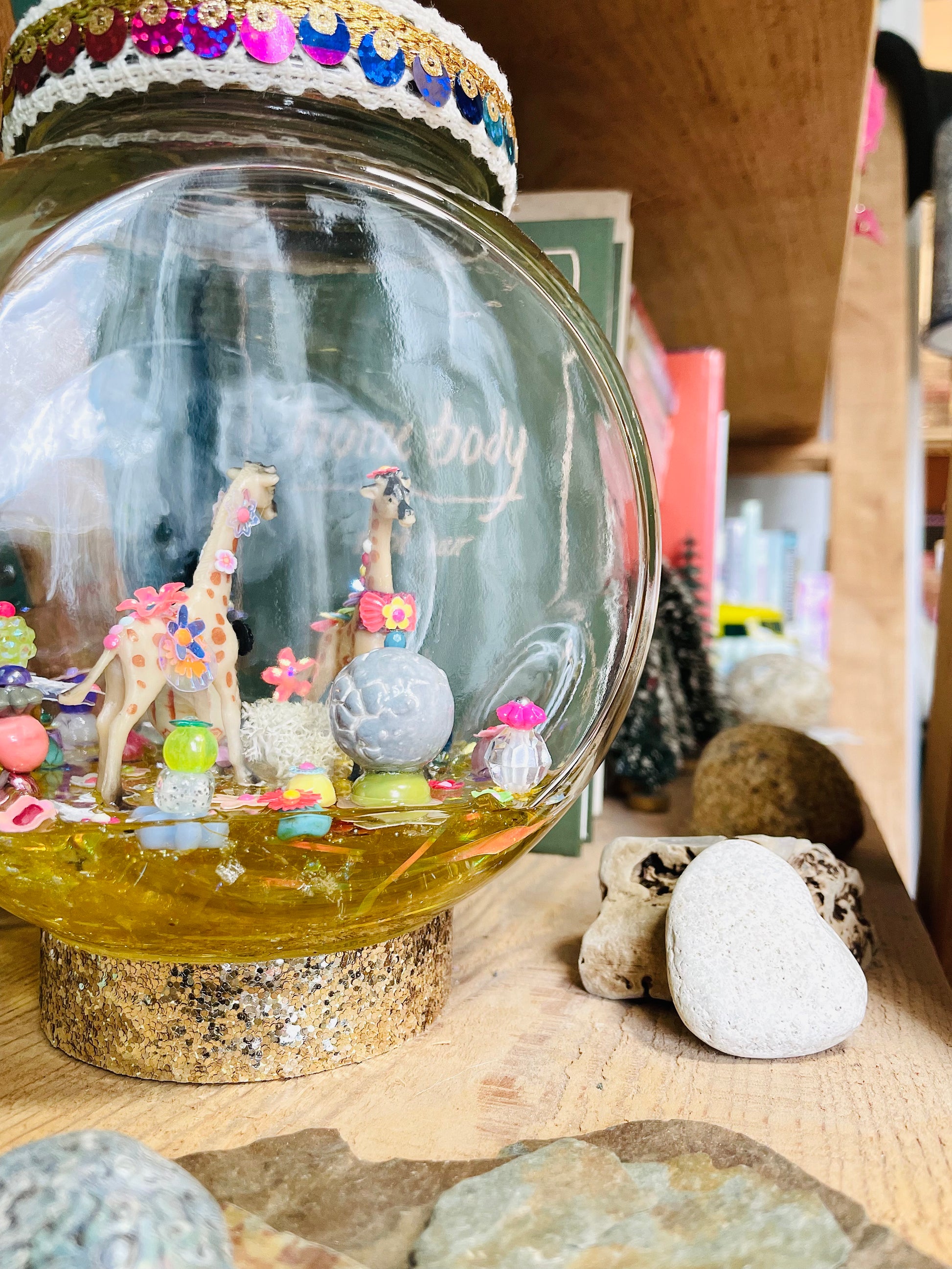 Lampe décorative à poser avec jardin miniature et animaux totems inspirants