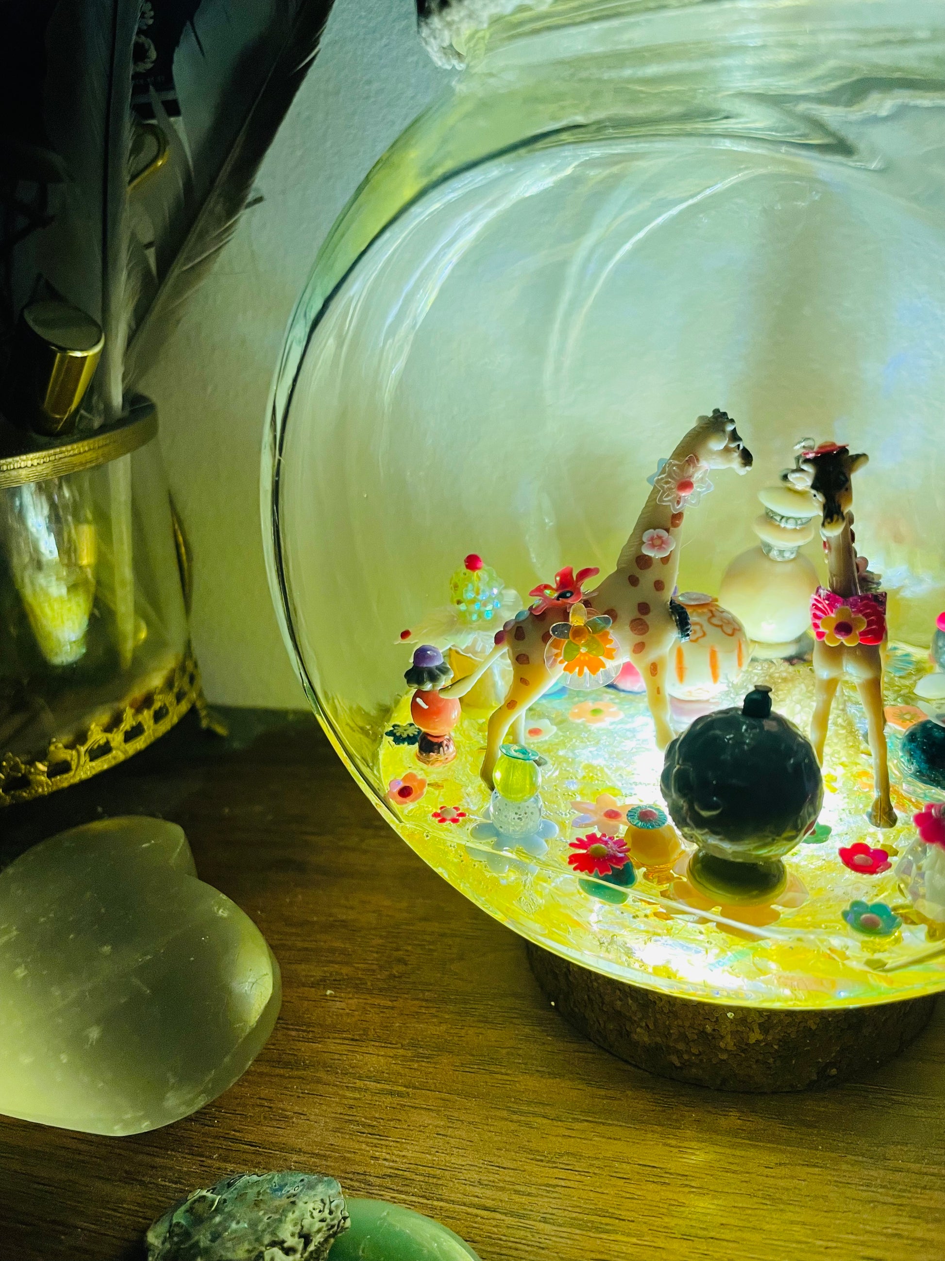 Lampe à poser dans un bocal en verre recyclé avec microcosme et socle pailleté
