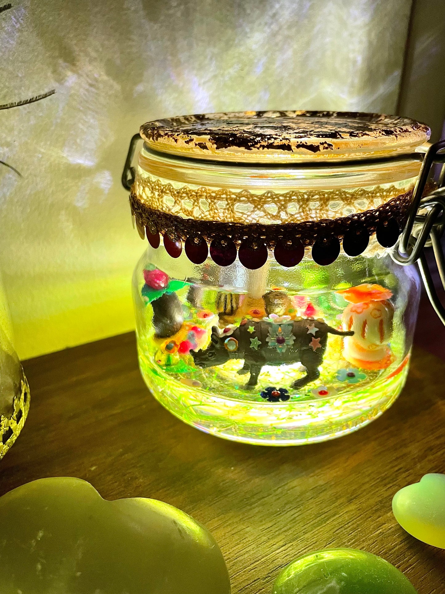 Lampe à poser décorative dans un bocal en verre recyclé avec microcosme féerique Rhinocéros allumée