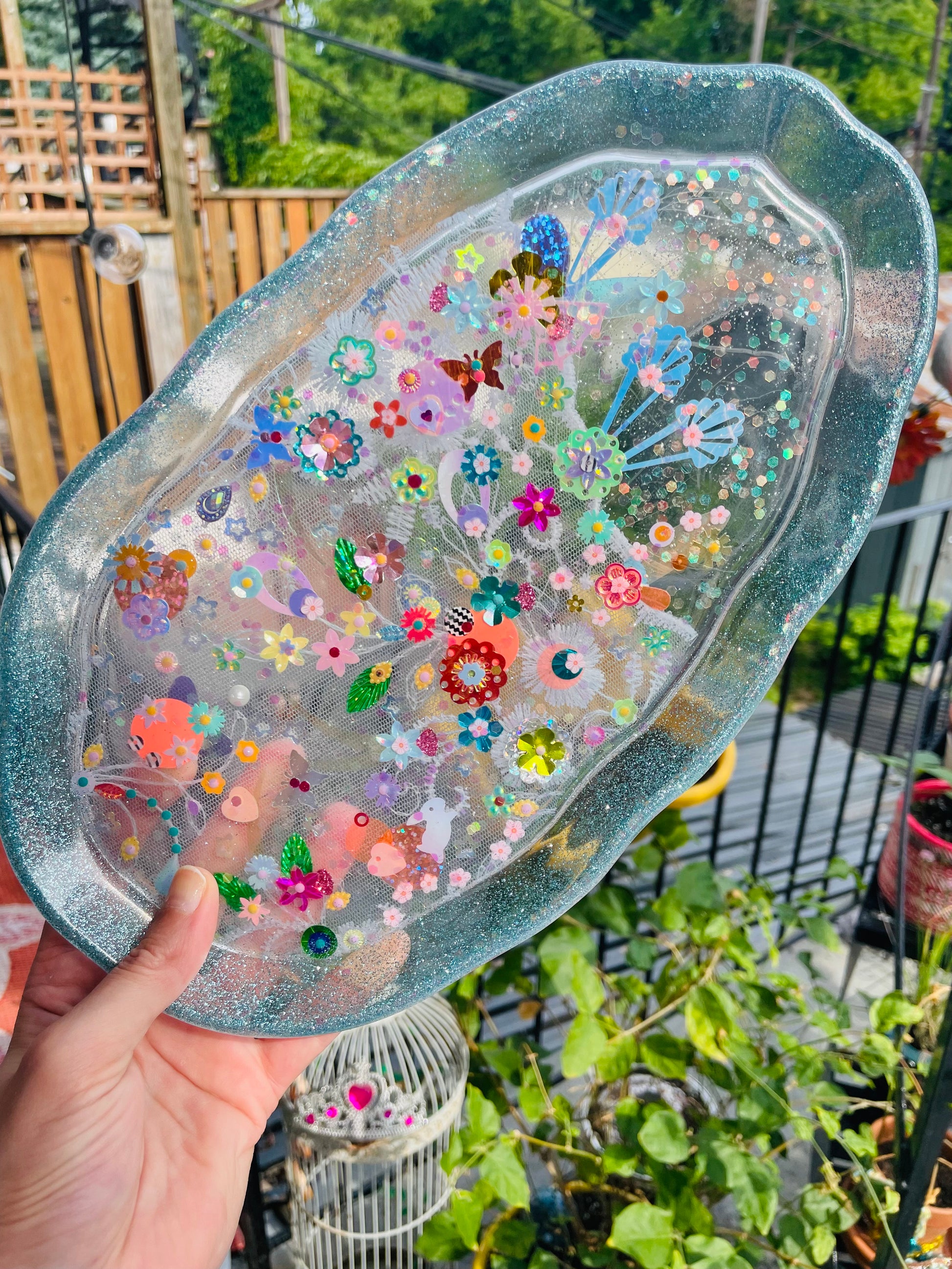 Petit plateau en résine avec jardin imaginaire en sequins et perles - Vue d’ensemble - Fabriqué par Lily était une fois une artiste émergent à Montréal