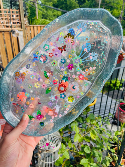 Petit plateau en résine avec jardin imaginaire en sequins et perles - Vue d’ensemble - Fabriqué par Lily était une fois une artiste émergent à Montréal