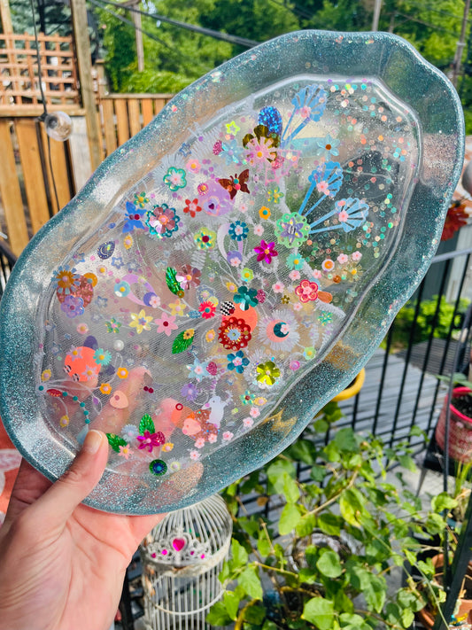 Petit plateau en résine avec jardin imaginaire en sequins et perles - Vue d’ensemble - Fabriqué par Lily était une fois une artiste émergent à Montréal