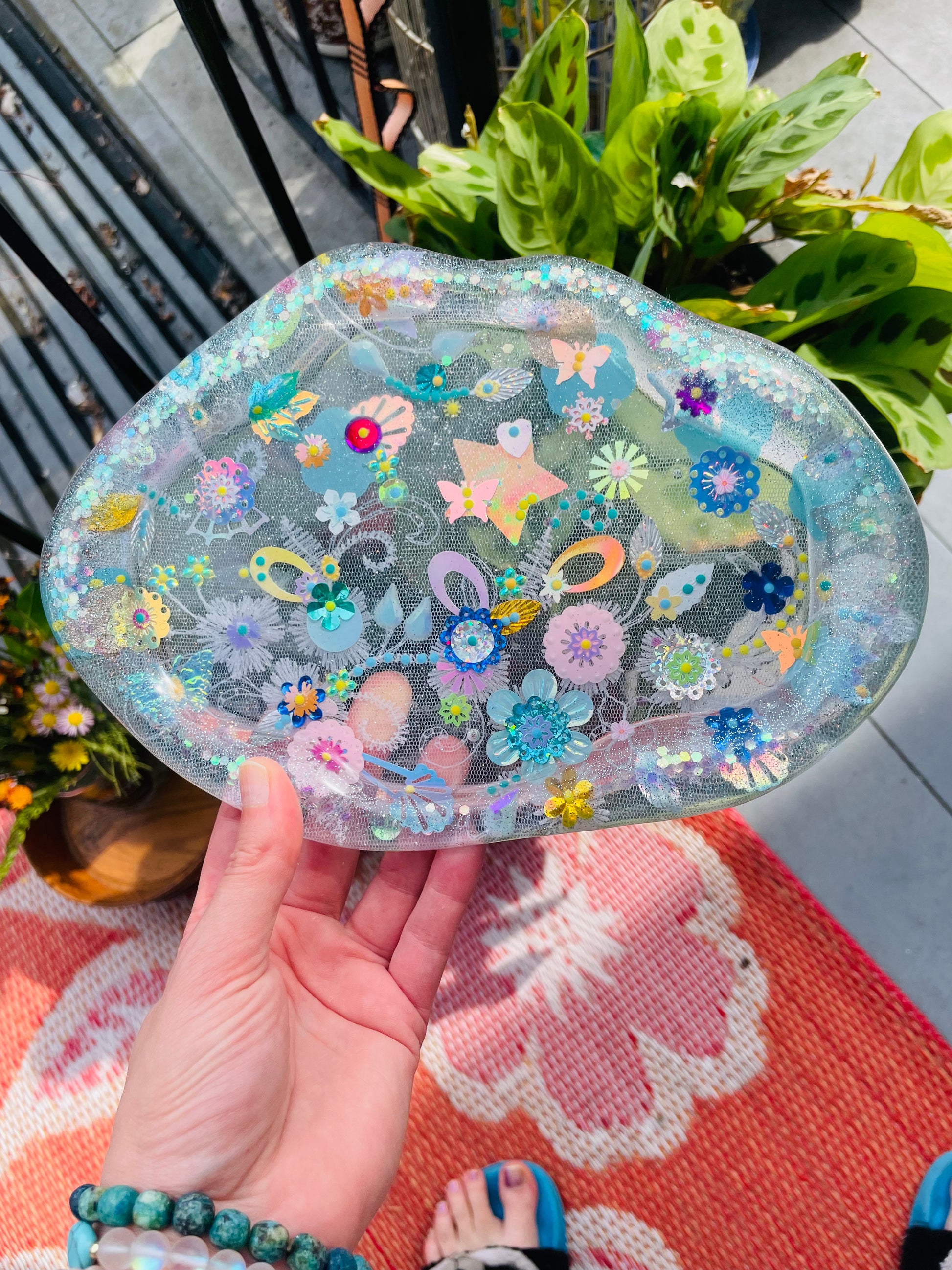 Petit plateau en résine avec jardin imaginaire en sequins et perles - Vue d’ensemble - Fabriqué par Lily était une fois une artiste émergent basée à Montréal
