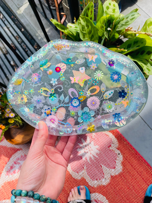 Petit plateau en résine avec jardin imaginaire en sequins et perles - Vue d’ensemble - Fabriqué par Lily était une fois une artiste émergent basée à Montréal