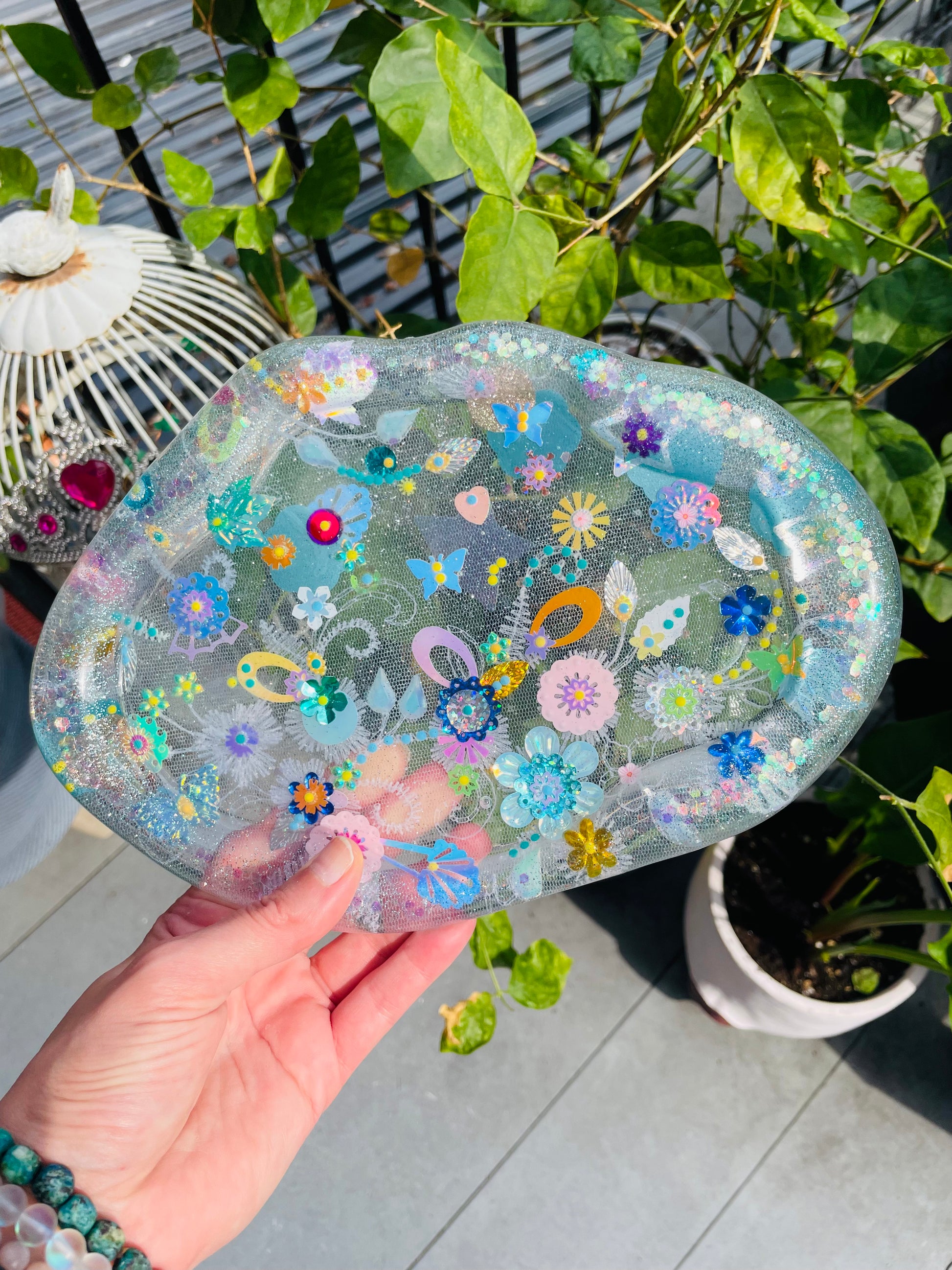  Petit plateau en résine avec jardin imaginaire en sequins et perles - Vue d’ensemble - Fabriqué par Lily était une fois une artiste émergent basée à Montréal