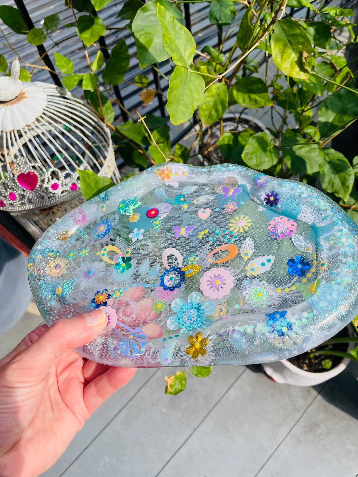 Petit plateau en résine avec jardin imaginaire en sequins et perles - Vue d’ensemble - Fabriqué par Lily était une fois une artiste émergent basée à Montréal