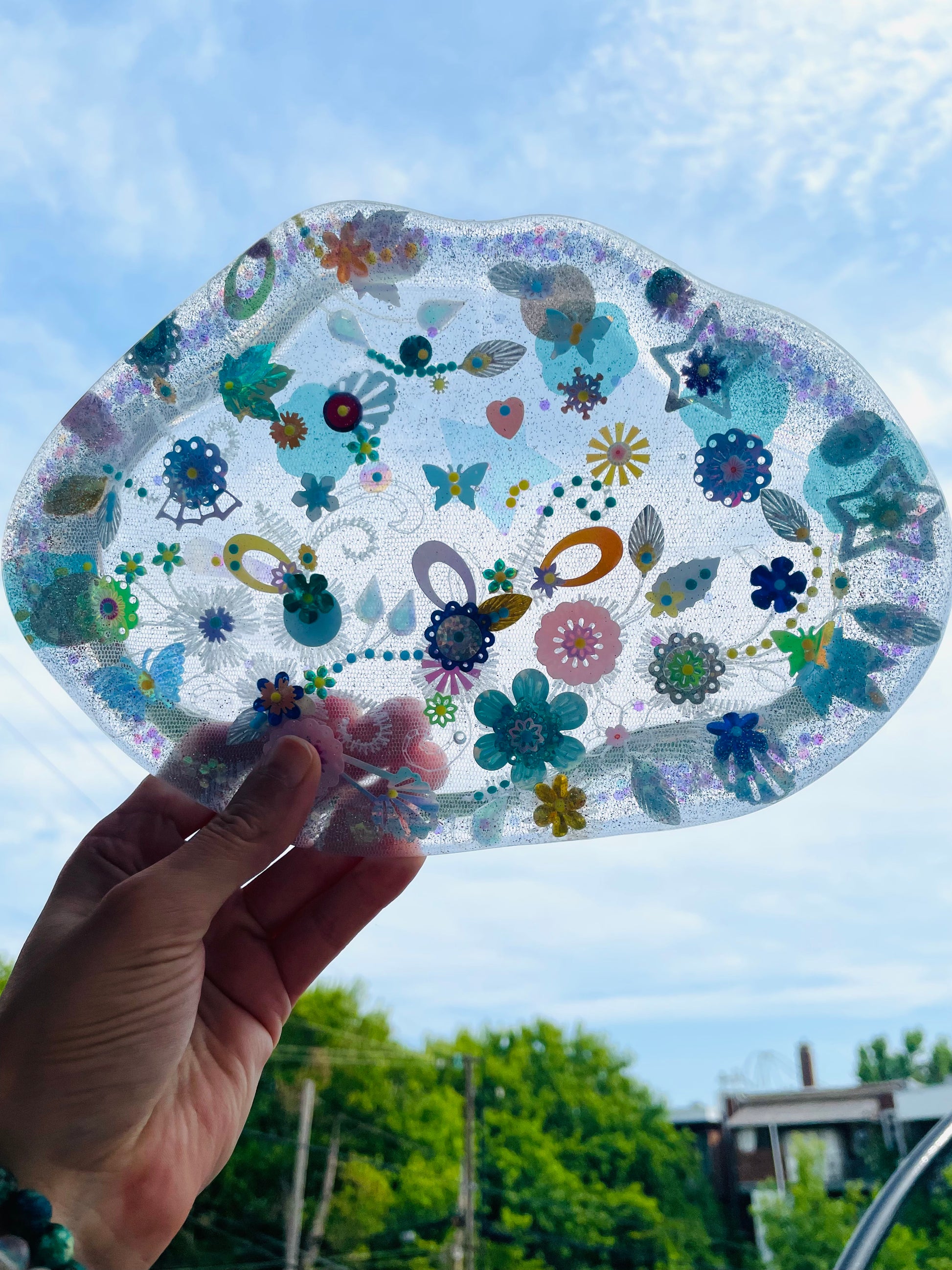 Petit plateau en résine avec jardin imaginaire en sequins et perles - Vue d’ensemble - Fabriqué par Lily était une fois une artiste émergent basée à Montréal
